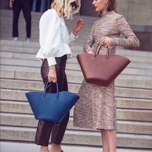 Meet your Posher, Lara